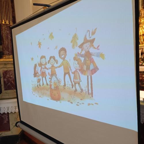 Vor dem Altar wurde eine Leinwand aufgebaut . Zu sehen ist das Abschlussbild der Geschichte, die erzählt wurde