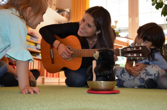 Pädagogin mit der Gitarre