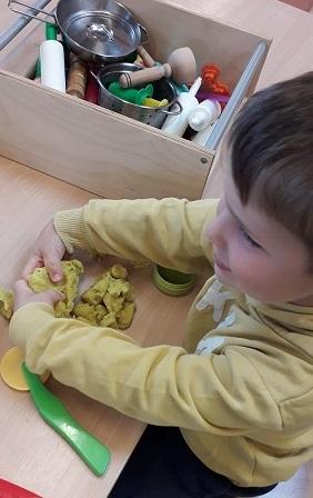 © cc Ein Kind beim Knete spielen