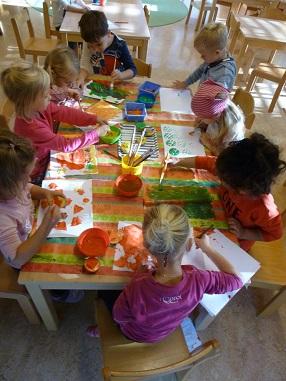 Viele Kinder malen mit Wasserfarben