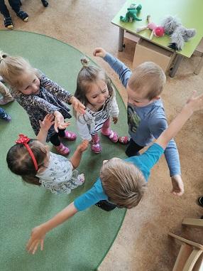 © cc Kinder tanzen miteinander