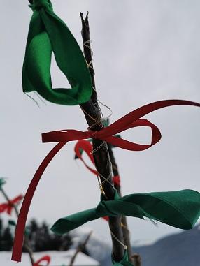 Eine rote Schleife am Baum