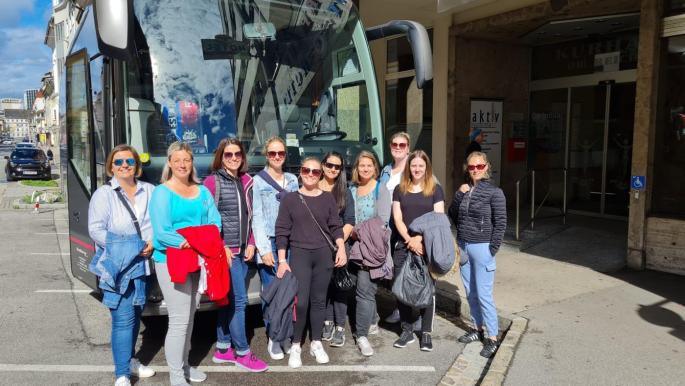 Alle Teammitglieder versammeln sich vor der Heimfahrt vor dem Bus