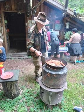 Franz beim Würstel grillen
