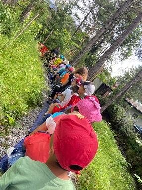 © cc Die Rückansicht der Kinder die auf der fahrenden MiniDampf sitzen