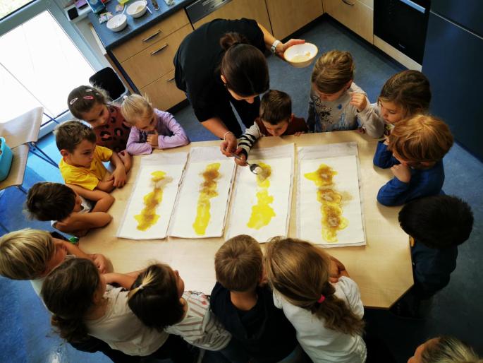 Kinder beim Apfelstrudel backen