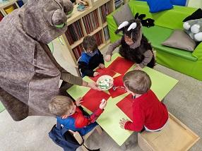 © cc Eine Frau als Kröte verkleidet schenkt den maskierten Kindern Gummifrösche