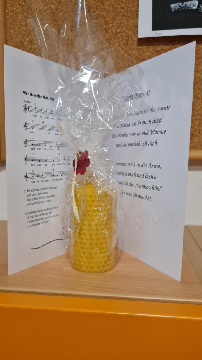 Muttertagsgeschenk 2023, eine Bienenwachskerze