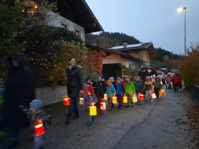 © cc Laternenzug, Die Leiterin führt den Laternenzug mit ihrer Gruppe an