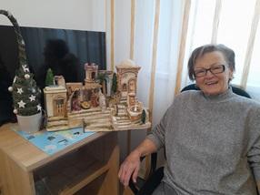 © cc Gitta Kalsberger neben ihrer selbgemachten Krippe