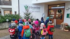 Viele Kinder im letzten Kindergartenjahr stehen vor dem Vivavinz Altersheim im Inzing