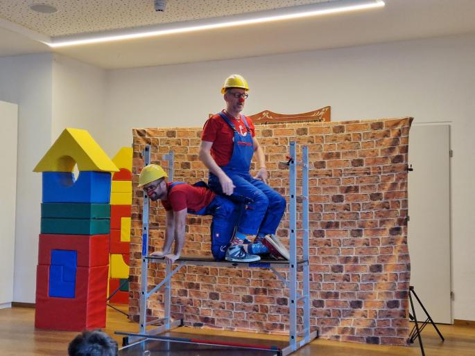 © cc Zwei Clowns auf einem kleinen Baugerüst