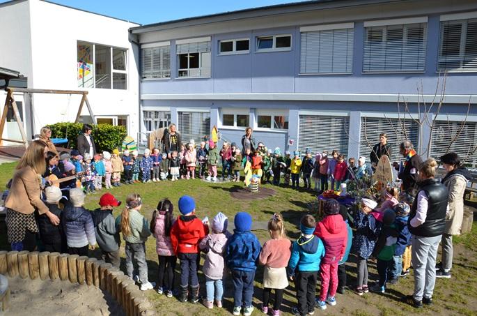 Alle Kinder im Garten bei der Osterfeier