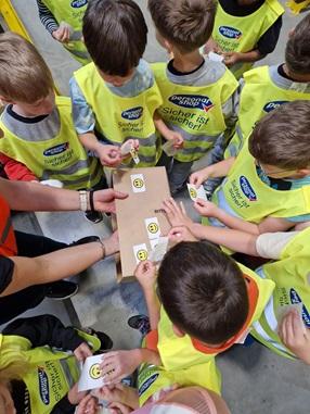 Die Kinder bekleben ein Paket mit Smiley-pickereln 