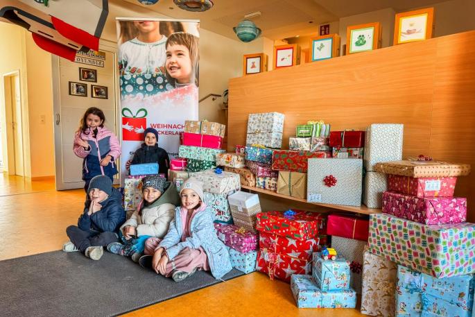 © copyright by Christian Viehweider 5 Kinder vor den gespendeten Geschenke für die Weihnachtspackerlaktion