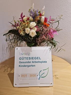 Ein bunter Frühlingsstrauß mit dem verliehenem Gütesiegel der BVAEB