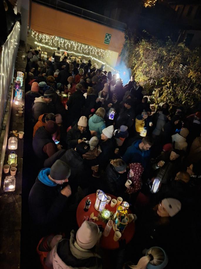 © cc Die vielen Besucher vor dem Getränke- und Maronistand