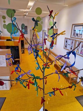 Die Krone des Fastenbaumes mit vielen bunten Maschen versehen