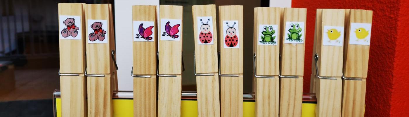 10 Holzkluppen mit den Symbolen der Gruppen