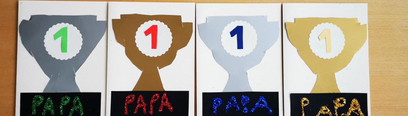 4 Vatertagskarten mit einem Pokal und glitzernder "Papa" Schrift 