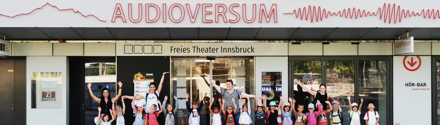 Die Schulkinder stehen vor dem Audioversum