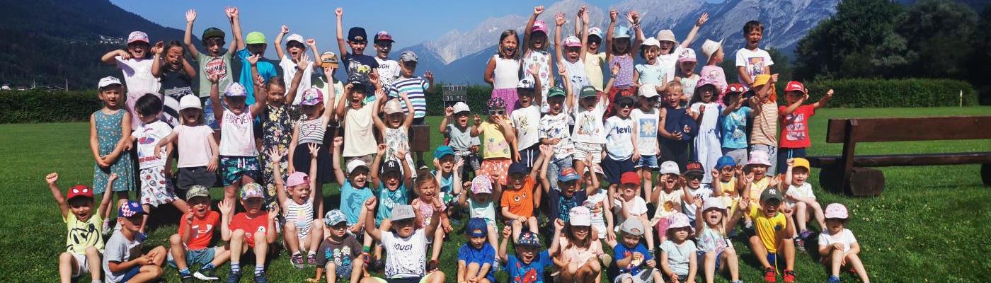Alle Kinder des Kindergartens auf dem Fussballplatzstehend