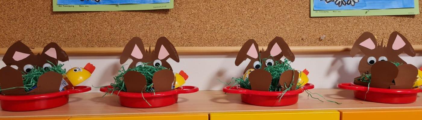 Die Osternestln im Sieb mit Sandschaufel auf der Garderobe