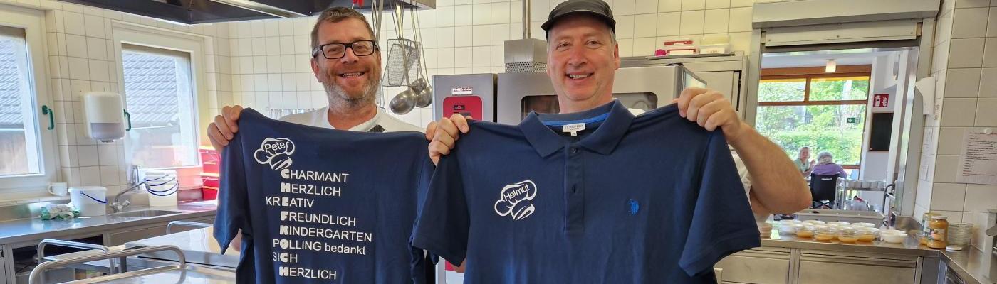 © cc Die Zwei Köche des Altersheimes Inzng zeigen die geschenkten T Shirts