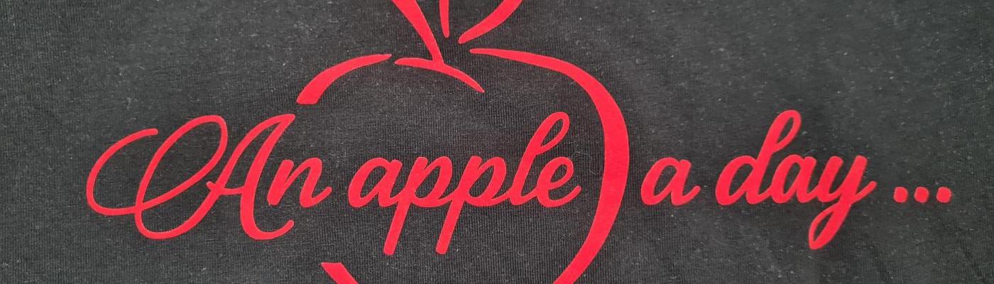 "An apple a day"... Der Schriftzug der TShirts, welches das Kiga Team am Tag der Aufführung getragen hat