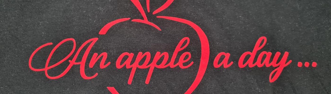 © copyright by Barbara Baldauf "An apple a day"... Der Schriftzug der TShirts, welches das Kiga Team am Tag der Aufführung getragen hat