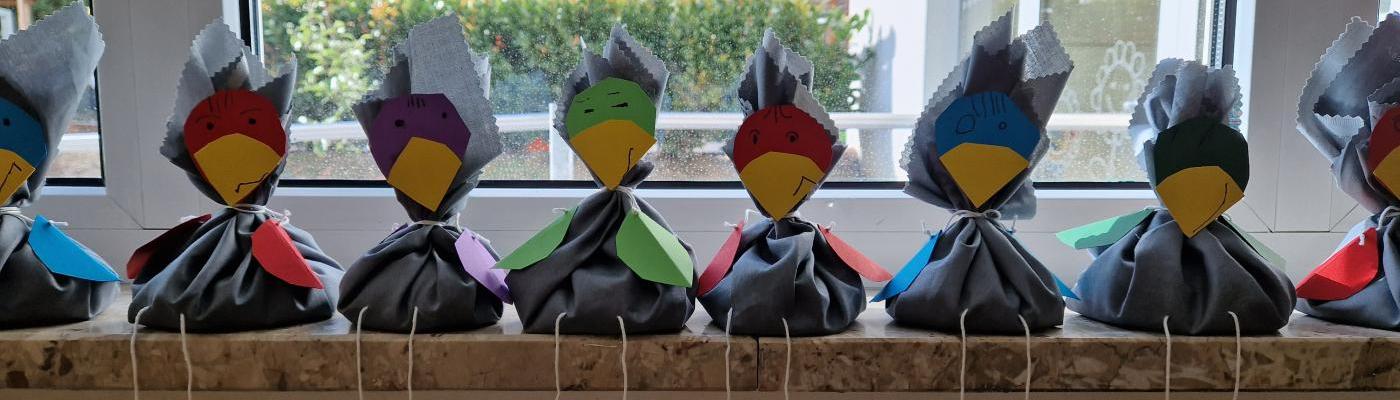 Lavendelduftsäcken als Vögel auf der Fensterbank sitzend