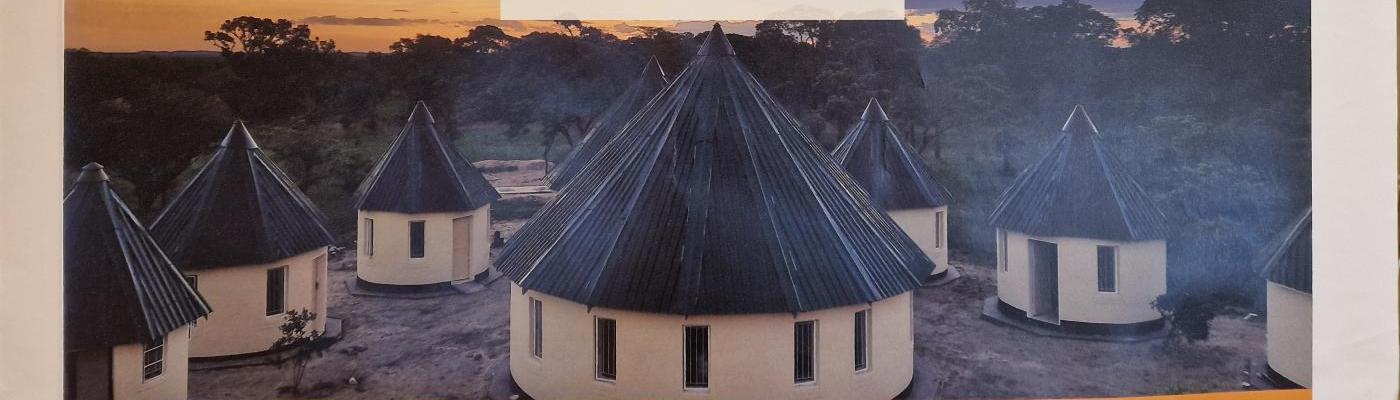 © cc Ein Foto des Plakates Kurima auf dem die gebauten Häuser des Kinderdorfes in Zimbabwe