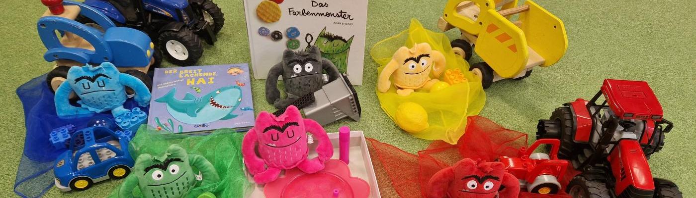 © cc bunte Farbenmonster sortiert mit gleichfarbigen Spielzeug