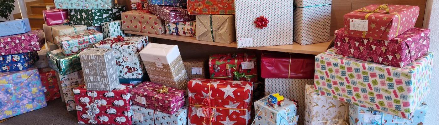 72 gesammelte Weihnachtsgeschenke in der Garderobe