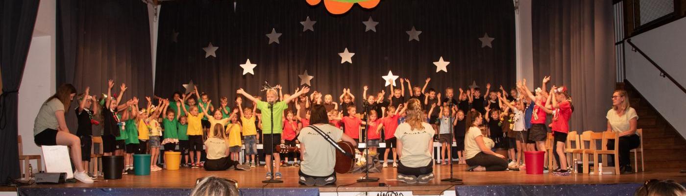 Die Kinder auf der Bühne bei ihrem Abschlussmusical