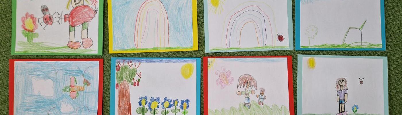 Mehrere Bilder der Kinder nebeneinander,