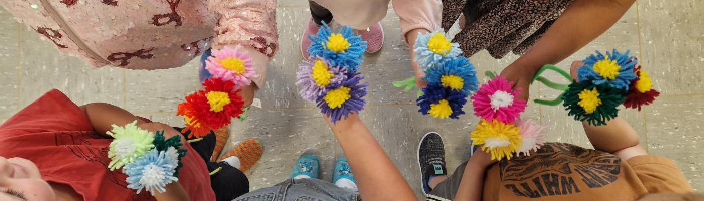 © cc Kinder halten ihre selbstgemachten Blumen in den Händen