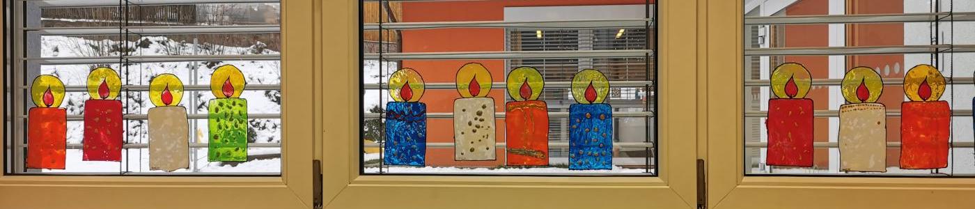 Window colour- Kerzen an den Fenster des Kindergartens