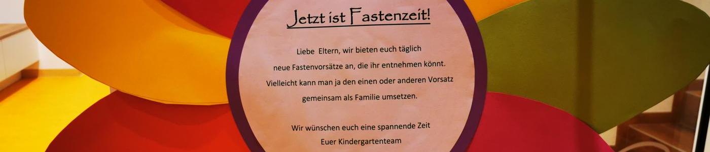 © cc Auf der großen Kartonblume steht ein Text für die Eltern