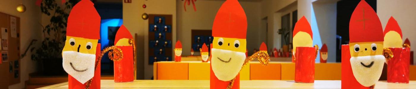 Die gebastelten Nikoläuse der Kinder stehen auf den Garderobenplätzen
