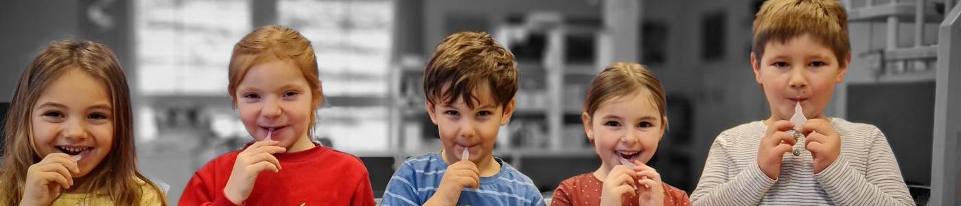 fünf Kinder haben den Lollipop Test im Mund