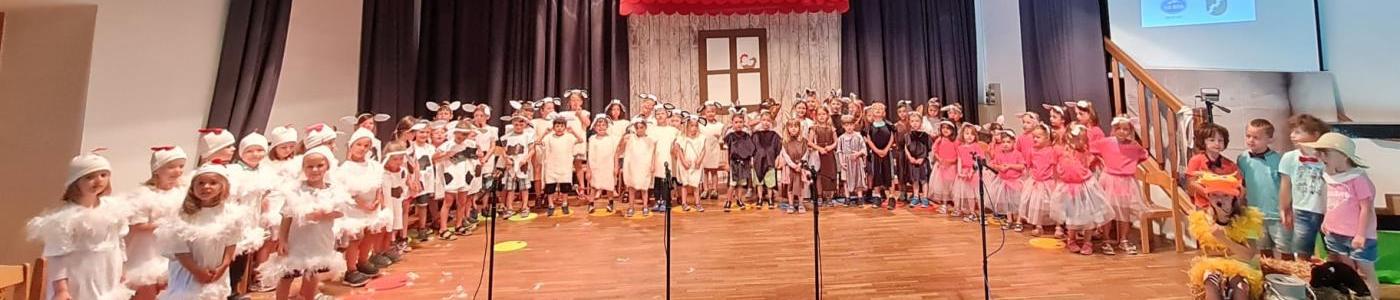 Die Bühne und alle Darsteller des Musicals 