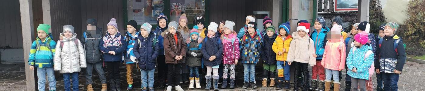 Alle Schulkinder stehen an der Bushaltestelle