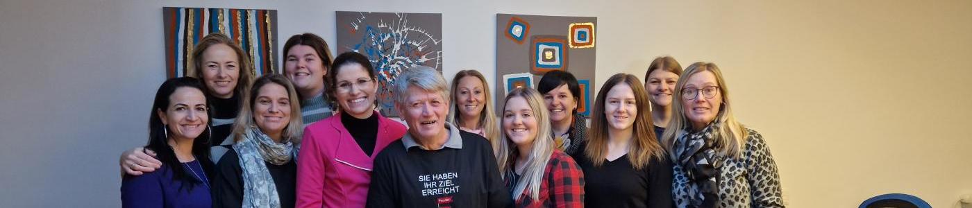 Das Team des Kindergarten Polling mit Josef Gruber von der Gemeinde