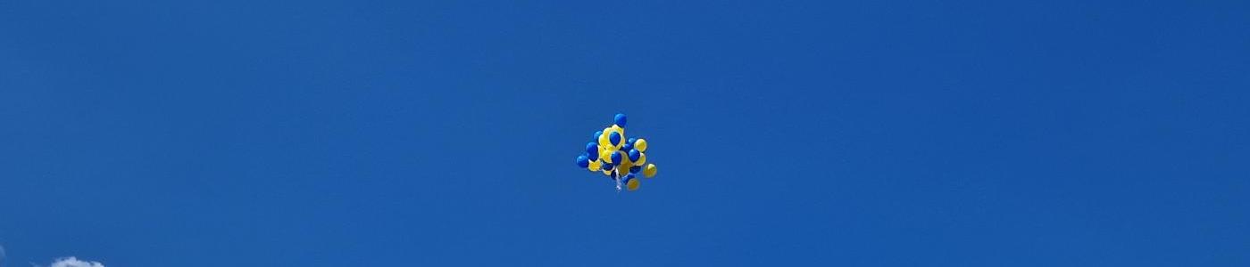 Blau Gelbe Luftballe am Himmel