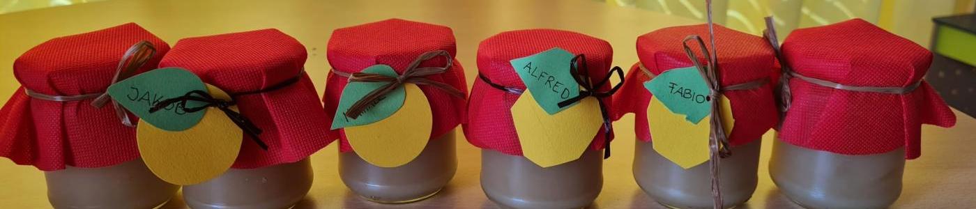 Apfelmusgläser die die Kinder mit nach Hause nehmen konnten