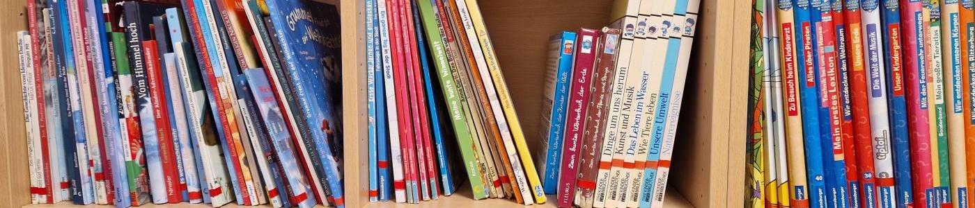 Die Bibliothek des Kindergartens mit vielen Büchern in den Regalen verstaut