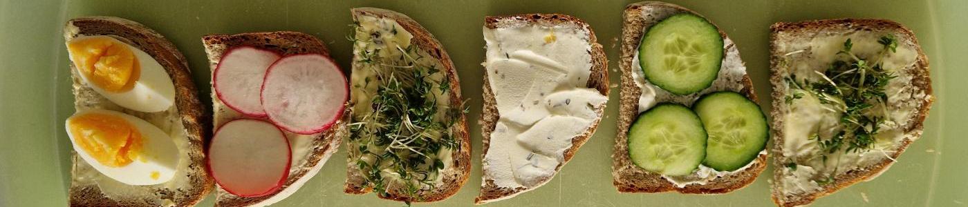 Verschiedene Brote zur Osterjause. Eier-, Radieschen-, Schnittlauch-, Käse-, Gurken- und Kressebrot