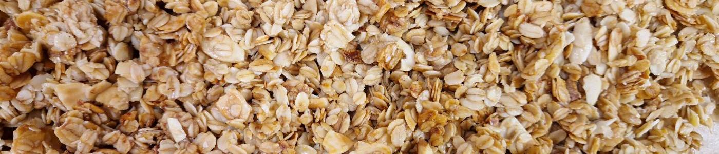 Die Masse für das Granola ist am Backblech ausgebreitet und  knusprig gebraten worden