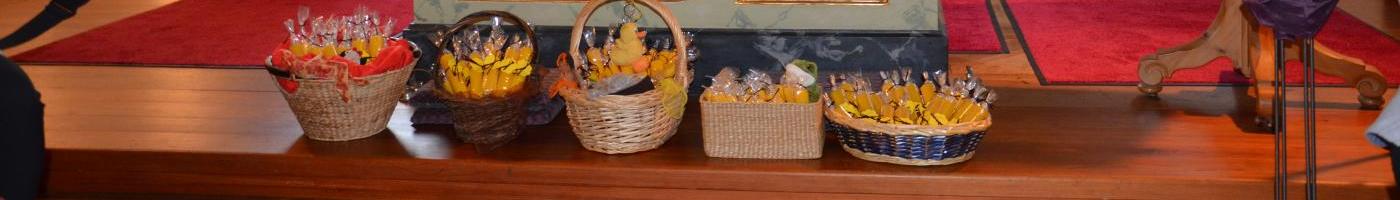Herr Pfarrer Josef steht hinter dem schön geschmücktem Altar zum Erntedank